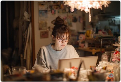 女性がPCで作業している