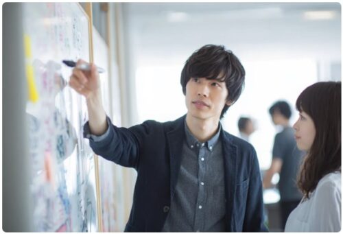 打ち合わせしている男性と女性